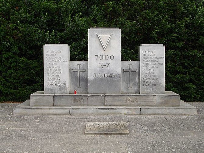 Wikipedia.org nuotr./Monumentas Noištate „Cap Arcona“ ir „Thielbek“ aukoms atminti, kuriame vardijamos jų tautybės.