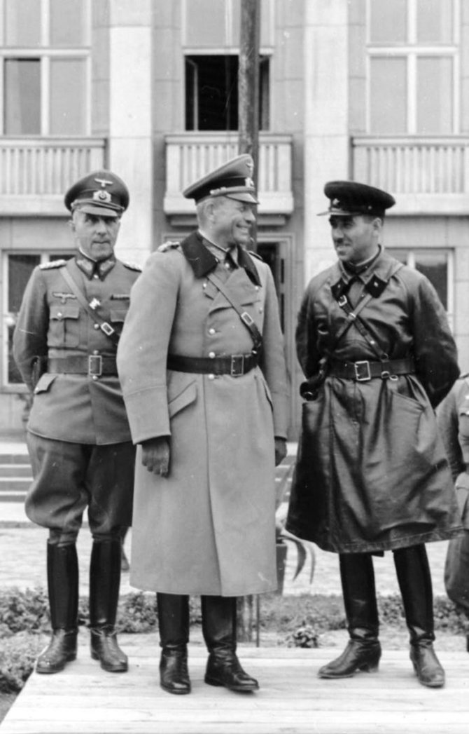 Vokietijos Bundesarchyvo/Wikimedia.org nuotr./Generolas majoras Heinzas Guderianas ir brigados vadas Semionas Krivošejinas priima bendrą Vokietijos ir SSRS kariuomenių paradą Breste po Lenkijos sutriuškinimo.