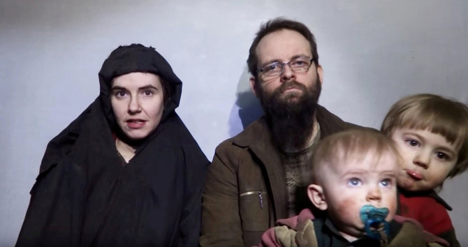 „Reuters“/„Scanpix“ nuotr./Joshua Boyle'as ir Caitlan Coleman su vaikais Talibano nelaisvėje