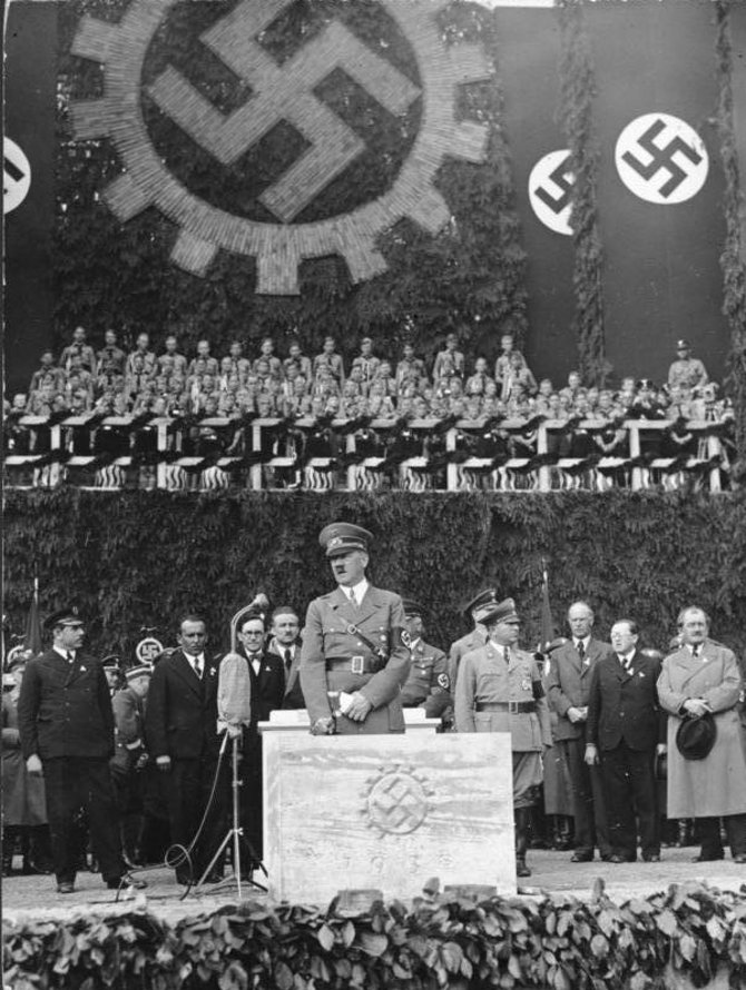 Vokietijos Bundesarchyvo/Wikimedia.org nuotr./„Volkswagen“ gamyklos kertinio akmens įmūrijimo ceremonija (1938 m. gegužės 26 d.)