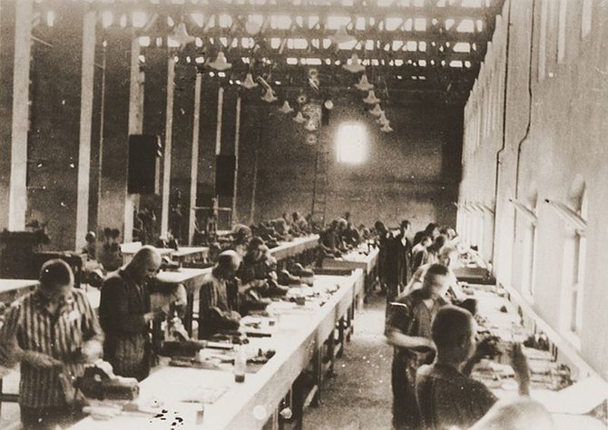 Wikipedia.org nuotr./Kaliniai dirba „Siemens“ gamykloje Bobreko koncentracijos stovykloje – Aušvico filiale.