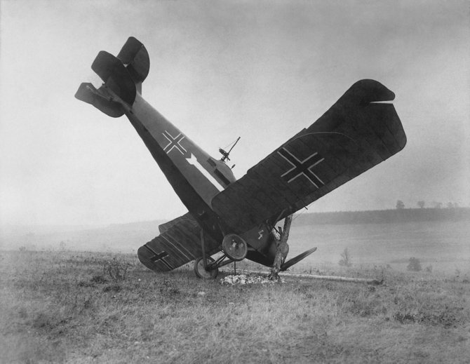 Wikipedia.org nuotr./Vokiečių lėktuvas „Hannover CL III“, amerikiečių kulkosvaidininkų numuštas Argonos apylinkėse 1918 m. spalio 4 d.