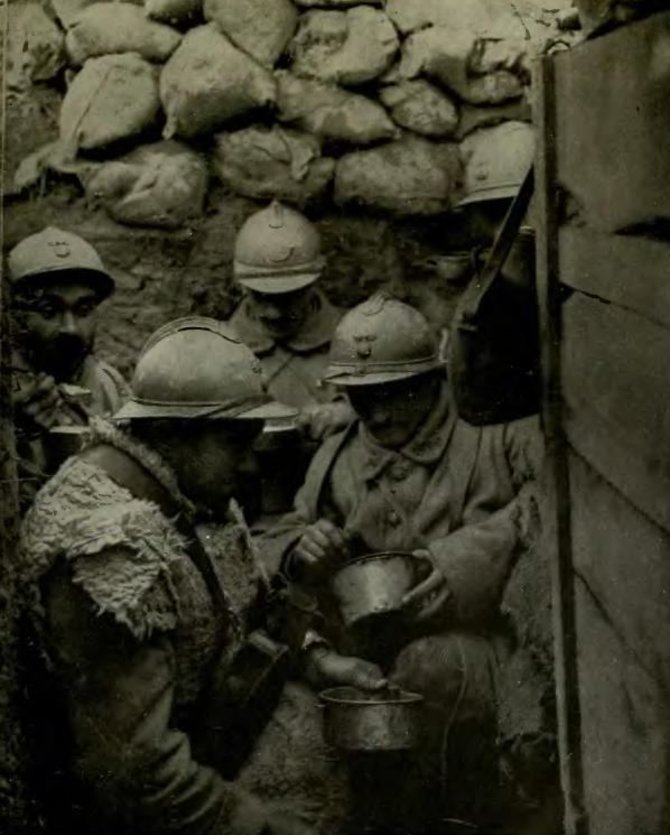 Wikipedia.org nuotr./Prancūzų kariai apkasuose (1917 m.)