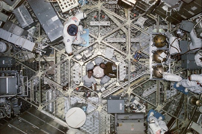 NASA/Wikipedia.org nuotr./Geraldas P.Carras ir Edwardas G.Gibsonas kosminėje stotyje „Skylab“