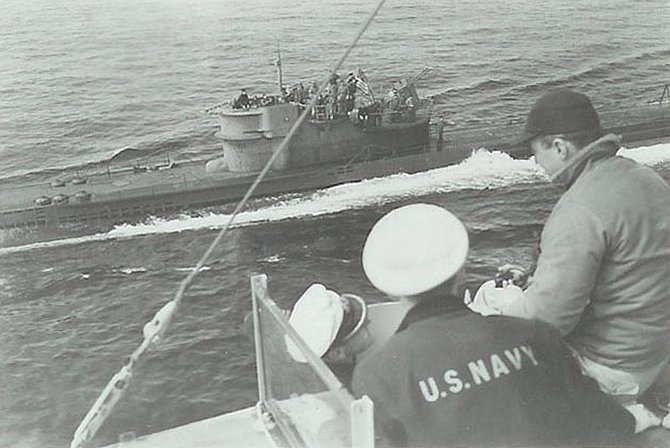 Wikipedia.org nuotr./Povandeninis laivas U-234 pasiduoda amerikiečiams.