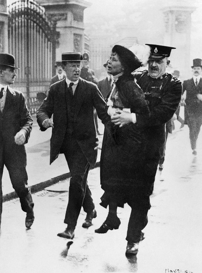 Imperijos karo muziejaus/Wikimedia.org nuotr./Policija sulaikė Emmeline Pankhurst prie Bakingemo rūmų, kai ši pabandė įteikti peticiją karaliui George'ui V. (1914 m.)