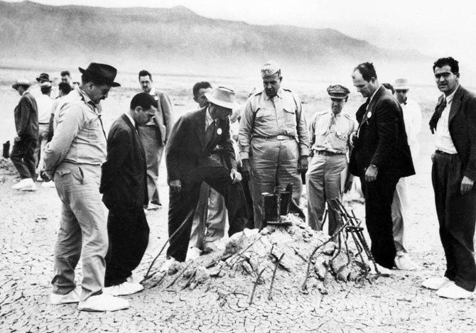 Wikipedia.org nuotr./Julius Robertas Oppenheimeris (centre su skrybėle) po kelių savaičių „Trinity“ sprogimo vietoje