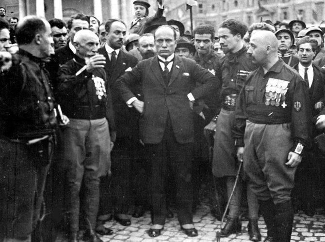 Wikipedia.org nuotr./Juodmarškinių žygis į Romą 1922 metais. Benito Mussolini – centre