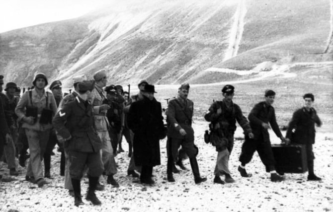 Vokietijos Bundesarchyvo/Wikimedia.org nuotr./Vokiečių karių išlaisvintas Benito Mussolini