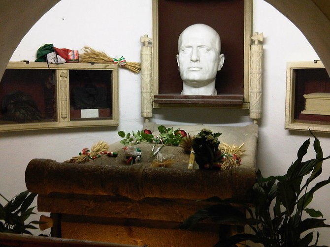 Wikipedia.org nuotr./Benito Mussolini kapas šeimos kriptoje Predapijuje