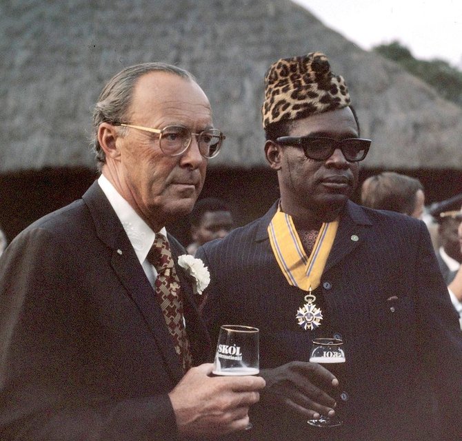 Wikipedia.org nuotr./Mobutu Sese Seko su Danijos princu Bernhardu (1973 m.)