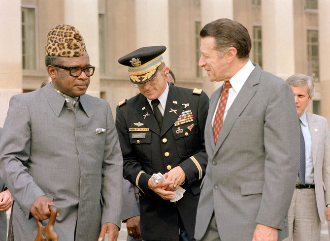 Wikipedia.org nuotr./Mobutu (kairėje), dėvintis abakostą (1983 m.)