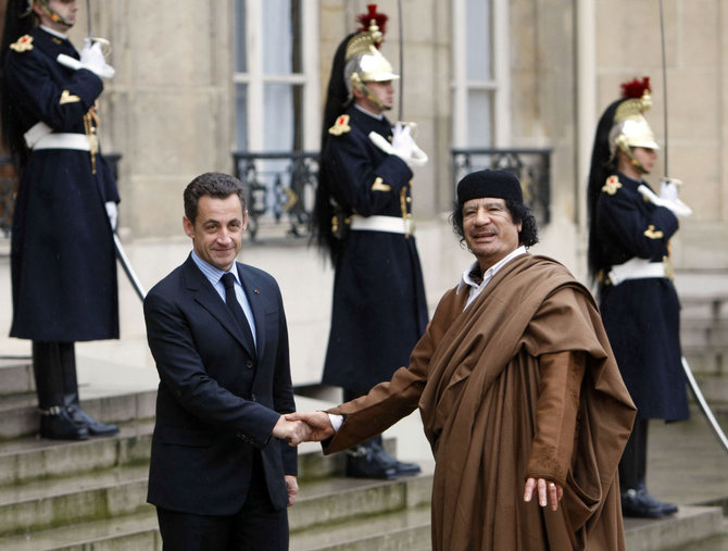 AFP/„Scanpix“ nuotr./Nicolas Sarkozy ir Muamaro Kadhafi susitikimas Eliziejaus rūmuose (2007 m.)