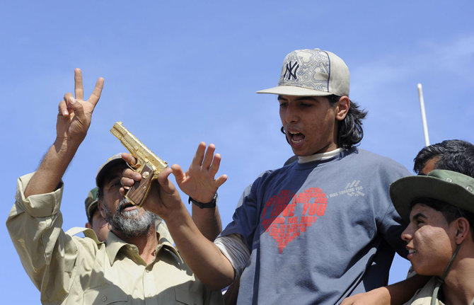 AFP/„Scanpix“ nuotr./Auksinis Muamaro Kadhafi pistoletas sukilėlių rankose