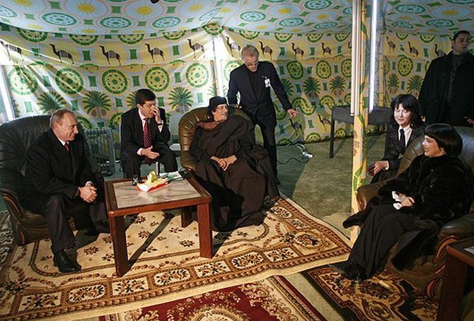 Wikipedia.org nuotr./Maskvoje pastatytoje Muamaro Kadhafi palapinėje lankosi Vladimiras Putinas ir Prancūzijos estrados žvaigždė Mireille Mathieu