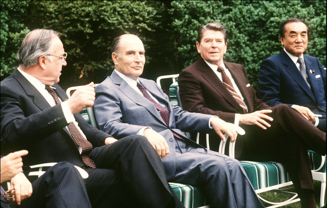 AFP/„Scanpix“ nuotr./Vokietijos kancleris Helmutas Kohlis, Prancūzijos prezidentas François Mitterrand'as, JAV prezidentas Ronaldas Reaganas ir Japonijos premjeras Yasuhiro Nakasone (1983 m.)