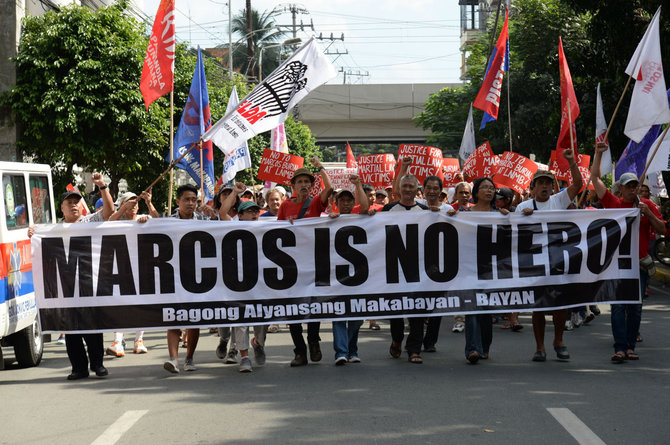 AFP/„Scanpix“ nuotr./Aktyvistų protestas prieš tai, kad Ferdinandas Marcosas būtų palaidotas Manilos didvyrių kapinėse (2016 m. lapkritis)