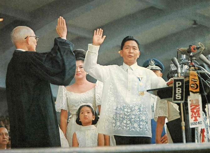 Wikipedia.org nuotr./Ferdinandas Marcosas prisiekia antrai Filipinų prezidento kadencijai. (1969 m. gruodžio 30 d.)