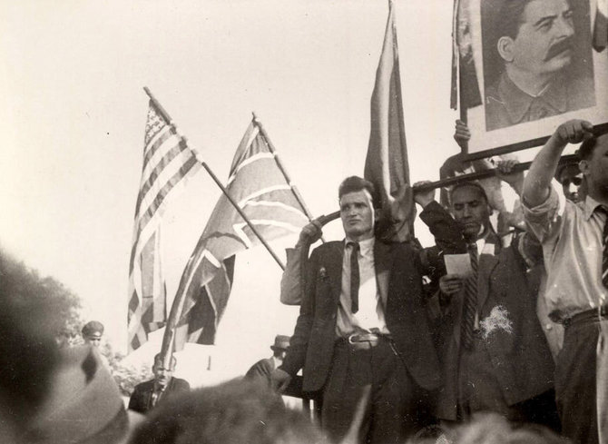 Wikipedia.org nuotr./Nicolae Ceaușescu kartu su kitais Rumunijos komunistais pasitinka į Bukareštą įžengiančią Raudonąją armiją (1944 m. rugpjūčio 30 d.)