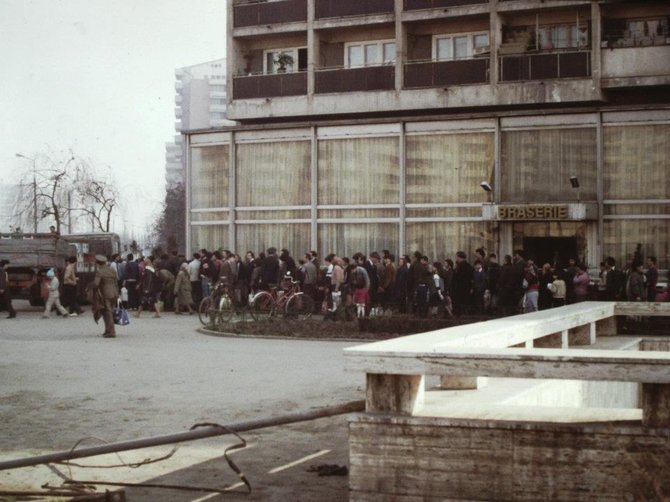 Scotto Edelmano/Wikipedia.org nuotr./Rumunai laukia milžiniškoje eilėje, norėdami nusipirkti aliejaus (1986 m.)