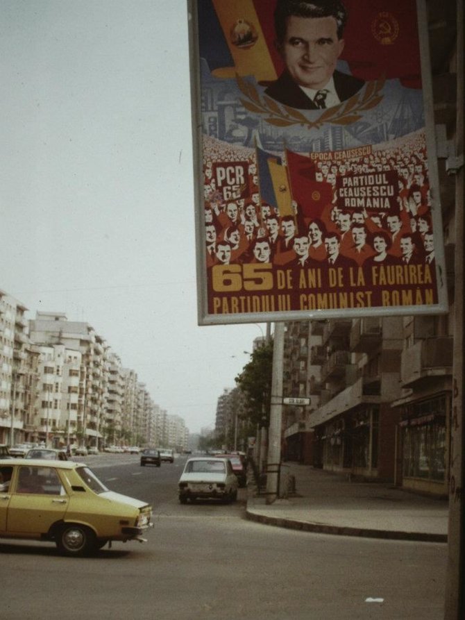 Wikipedia.org nuotr./Propagandinis plakatas Bukarešto gatvėje (1986 m.)