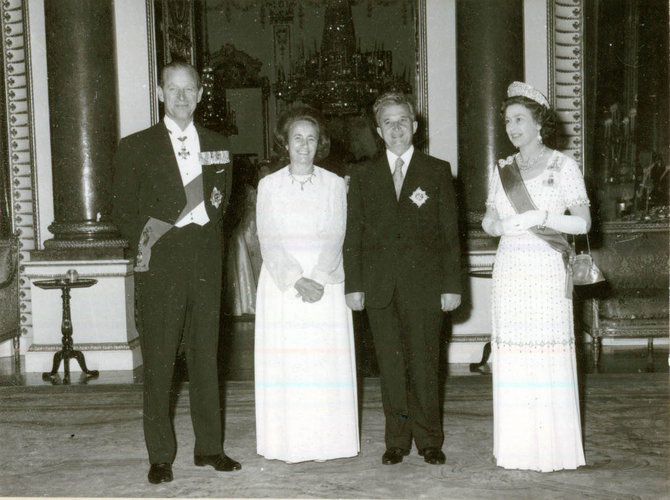 Wikipedia.org nuotr./Karalienė Elizabeth II priima Ceaușescu šeimą Bakingemo rūmuose (1978 m.)