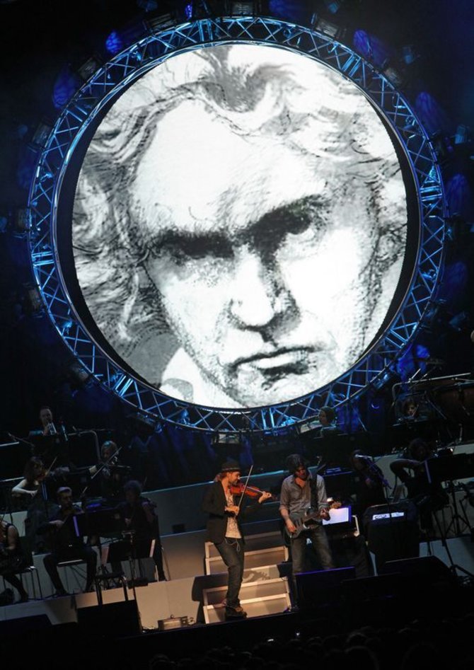 AFP/„Scanpix“ nuotr./Ludwigo van Beethoveno portretas papuošė smuikininko Davido Garretto koncertą 