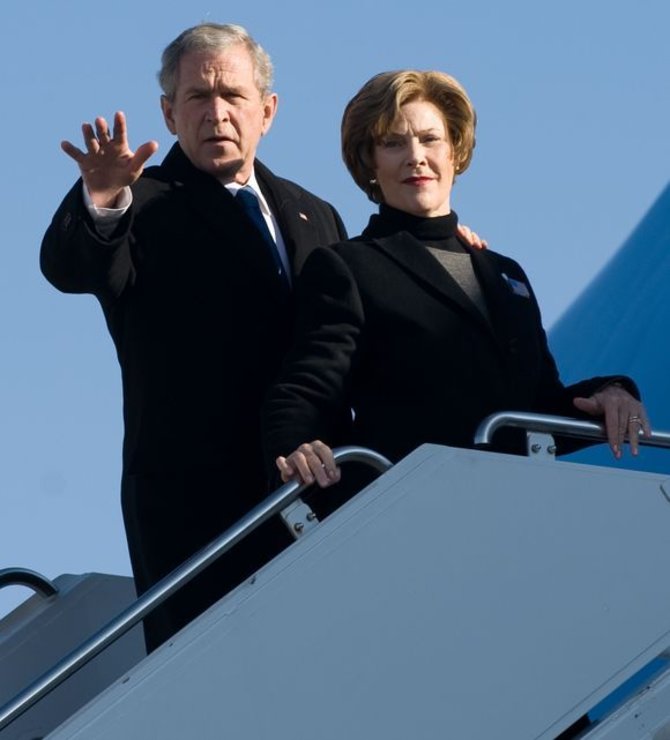 AFP/„Scanpix“ nuotr./JAV prezidentas Georgas W. Bushas su žmona Laura Bush