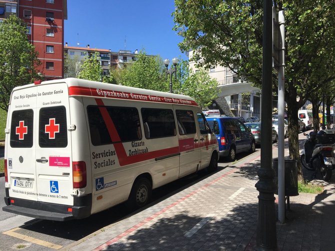 Kristinos Aržuolaitienės nuotr. /Raudonojo Kryžiaus mikroautobusas Irūne