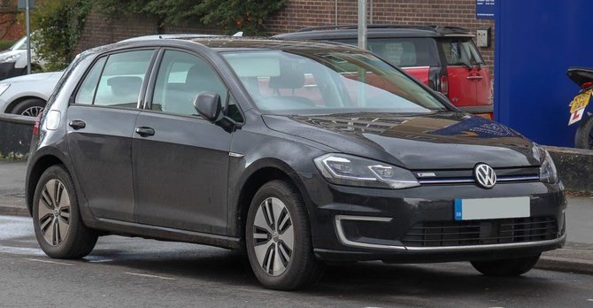 Vauxford, „Wikimedia“ (CC BY-SA 4.0) nuotr./2018-ųjų „Volkswagen e-Golf“ – patogus elektromobilis, vienu įkrovimu galintis įveikti 130-190 km. 