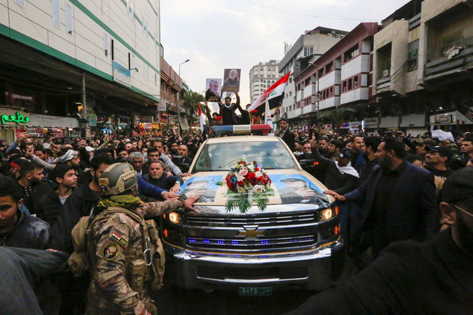 AFP/„Scanpix“ nuotr./Gedulo procesija Bagdade Irano generolo Qasemui Soleimani ir Irako sukarintų pajėgų vadui Abu Mahdi al Muhandisui