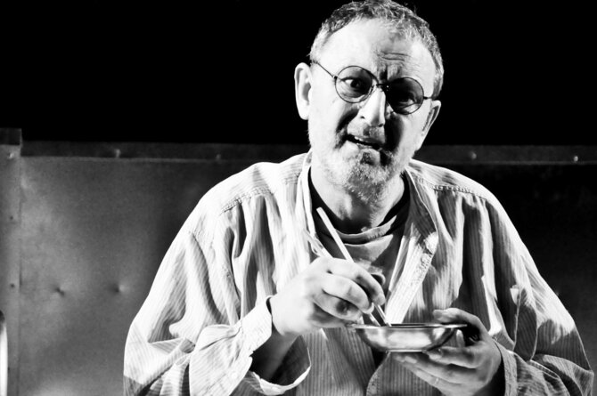 VšĮ „Teatro projektai“ nuotr./Baltosios komedijos „Vėjas topolių viršūnėse“ akimirka