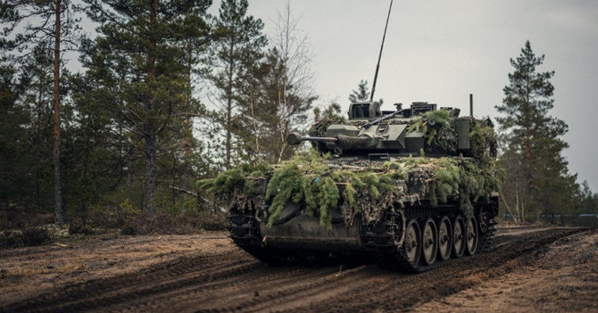 Latvijos krašto apsaugos ministerijos nuotr./Latvija ketina Ukrainai perduoti britiškus šarvuočius „Combat Vehicle Reconnaissance (Tracked)“ geriau žinomus sutrumpintai CVR(T).