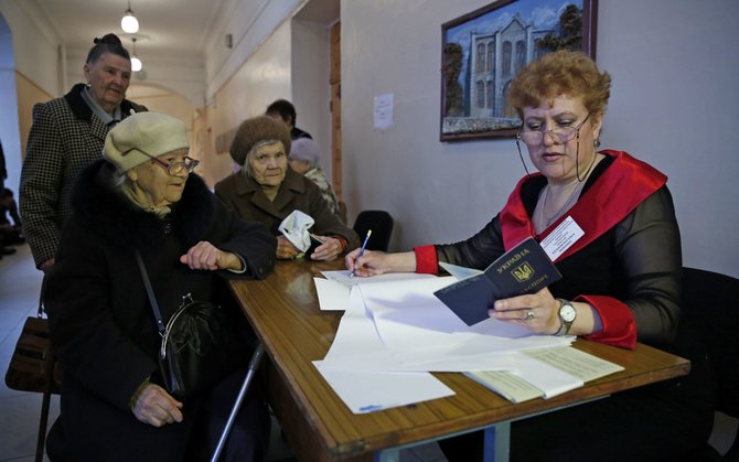 „Reuters“/„Scanpix“ nuotr./Maskvos kontroliuojamame Kryme – neteisėtas referendumas.