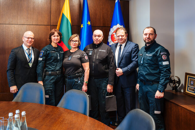 ERGO nuotr./Padėkos įteikimo policijos darbuotojams akimirka