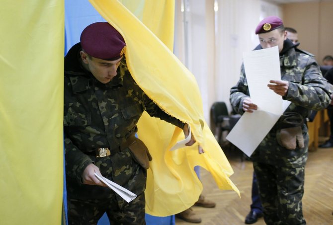 „Reuters“/„Scanpix“ nuotr./Ukrainiečiai atiduoda balsuos.