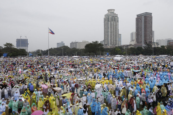 „Scanpix“/AP nuotr./Popiežius Pranciškus Filipinuose pradėjo mišias, kuriose dalyvauja milijonai. 