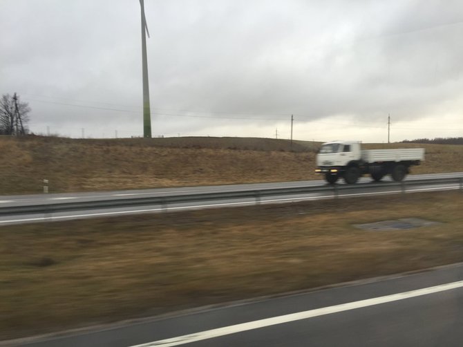 15min.lt skaitytojo Juliaus P. nuotr./Lietuvoje pastebėti sunkvežimiai, primenantys rusų „humanitarinės pagalbos“ vilkikus.