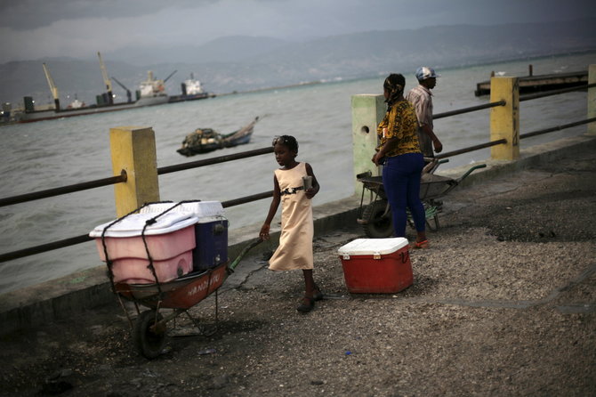 „Reuters“/„Scanpix“ nuotr./Atogrąžų audra grasina Haičiui. 