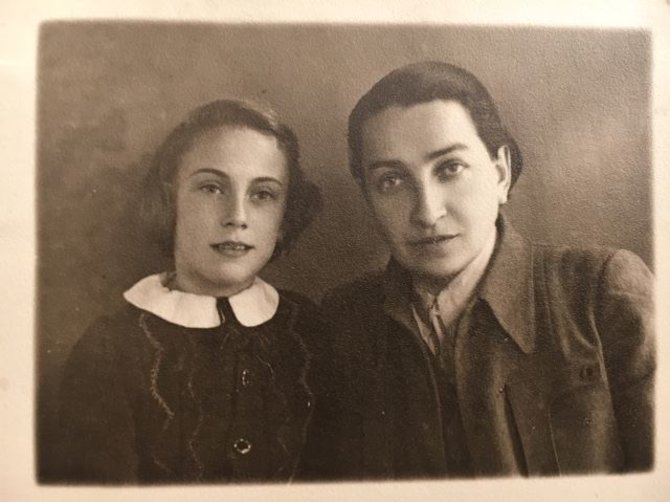 Asmeninio archyvo nuotr./Fruma Vitkinaitė-Kučinskienė (kairėje) su Rifka Šmukleryte, giminaite, padėjusia Frumai pabėgti is geto, apie 1945 m. 