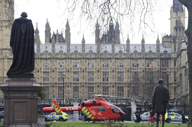 „Scanpix“/AP nuotr./Prie Jungtinės Karalystės parlamento Bendruomenių rūmų pastato pasigirdo šūviai. 