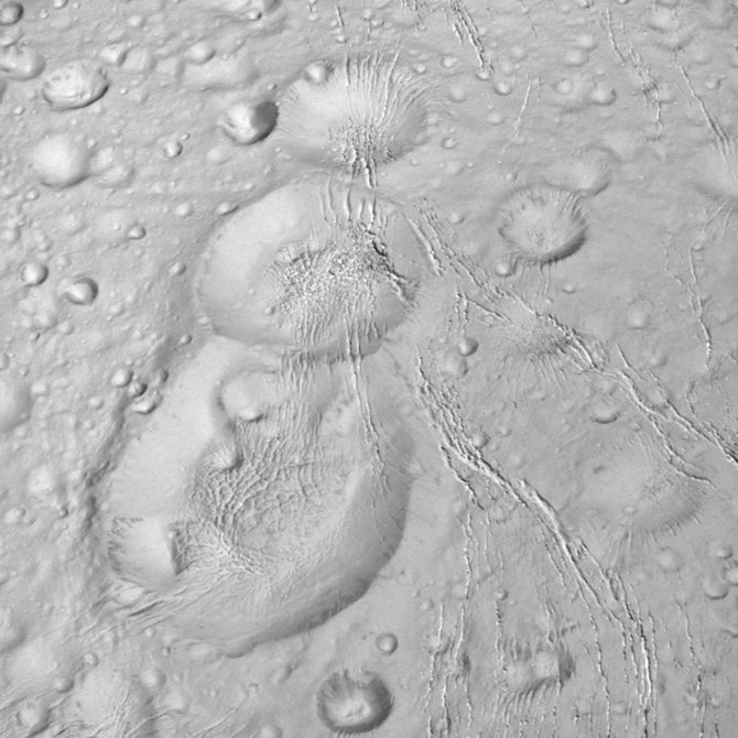 „Reuters“/„Scanpix“ nuotr./Saturno palydove Encelade rastas vandenilis, kuris gali būti būtinas gyvybei susiformuoti.