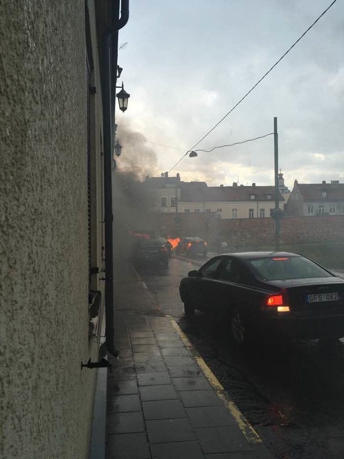 15min skaitytojo nuotr. /Vilniaus centre dega ir sproginėja automobilis.
