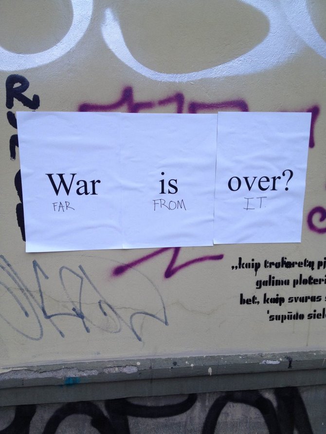 Vilniaus miesto sienos nukabinėtos plakatais „War is over?“