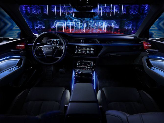 Audi nuotr./„Audi“ atskleidė „Audi e-tron“ elektromobilio salono išvaizdą