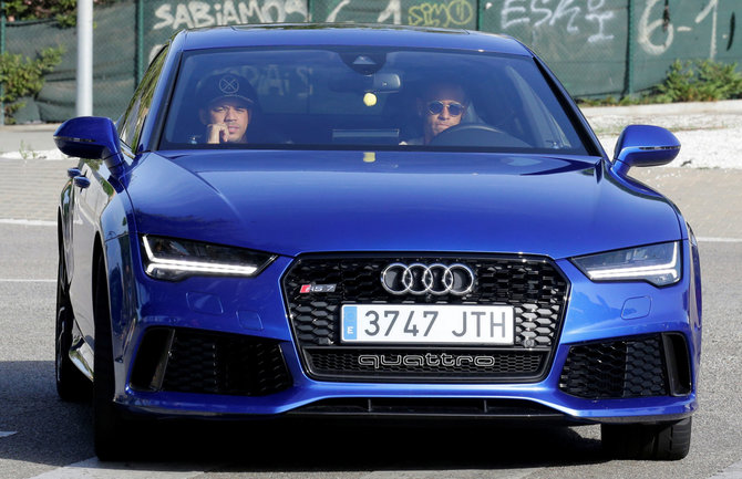 „Reuters“/„Scanpix“ nuotr./Neymaras Barselonoje važiuoja Audi RS7