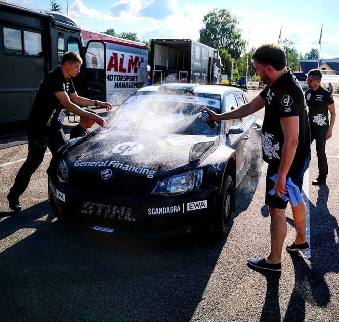 Startui „Rally Estonia“ ruošiamas B.Vanago automobilis