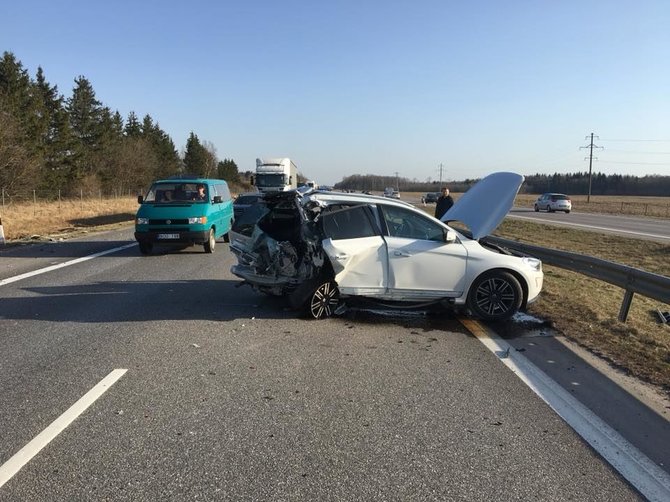 D.Lyguto nuotr./Balandžio 8 d. avarija prie Kauno: pienovežis atsitrenkė į „Volvo XC 60“