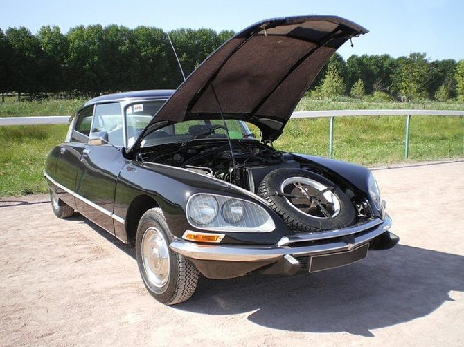 Atsarginis ratas po Citroën DS variklio gaubtu. (Rundvald, Wikimedia (CC BY-SA 3.0)