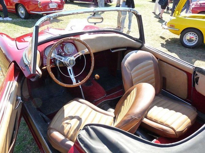 Fiat 1200 Spyder su 180 laipsnių besisukiojančiomis sėdynėmis. (Craig Howell, Wikimedia (CC BY 2.0)